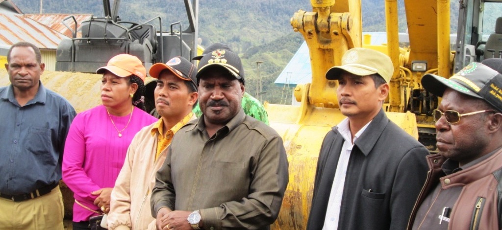 BUPATI  PUNCAK RESMIKAN ALAT BERAT (Dalam Rangka Percepatan Pembangunan Infrastruktur)